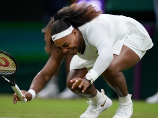 Serena Williamsová a jej pád počas Wimbledonu 2021.