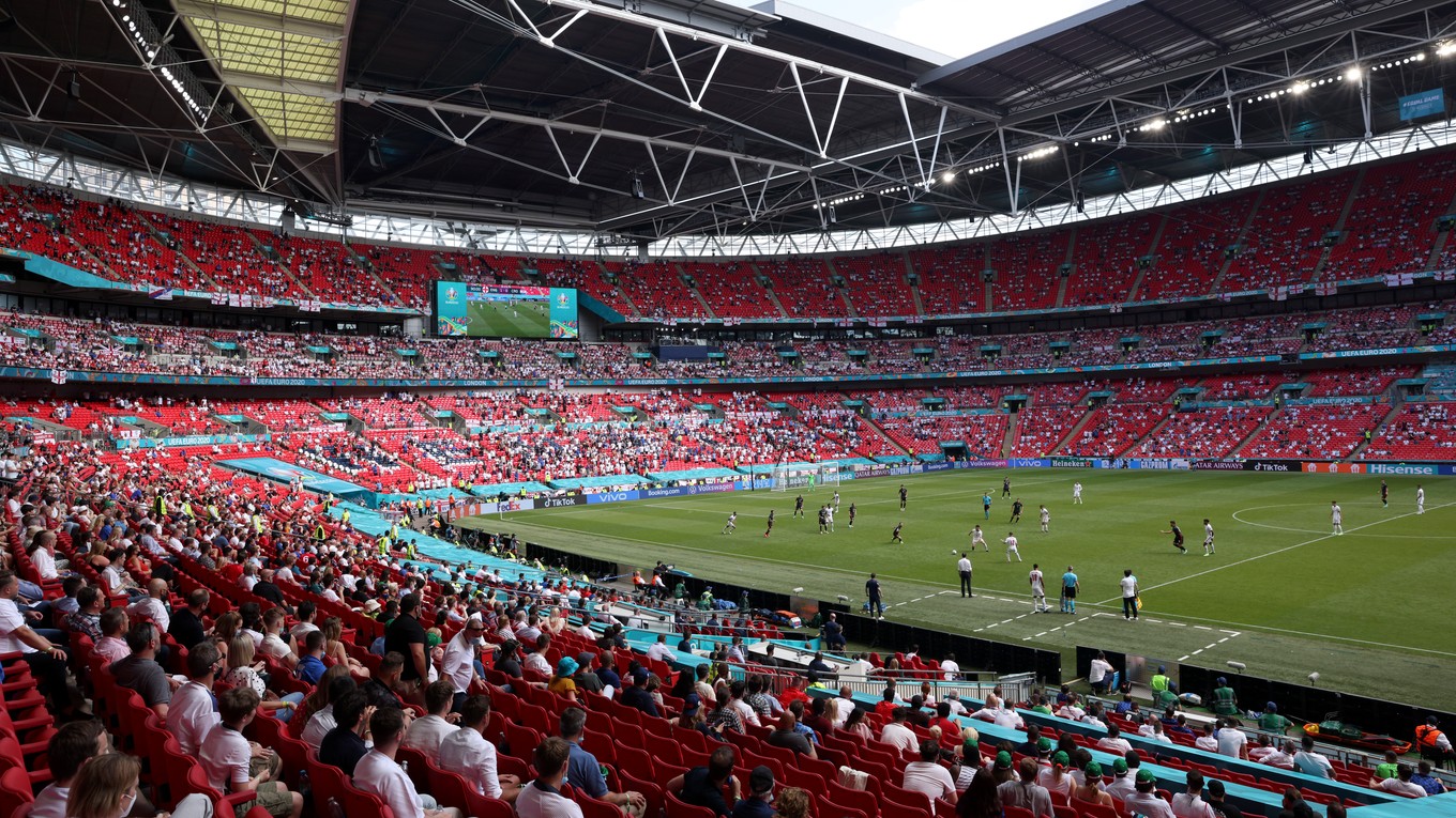 Fanúšikovia na Wembley počas EURO 2020. 