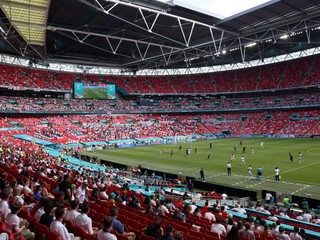 Fanúšikovia na Wembley počas EURO 2020. 