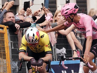 Wout van Aert (vľavo) a Isaac Del Toro počas Giro d'Italia 2025.