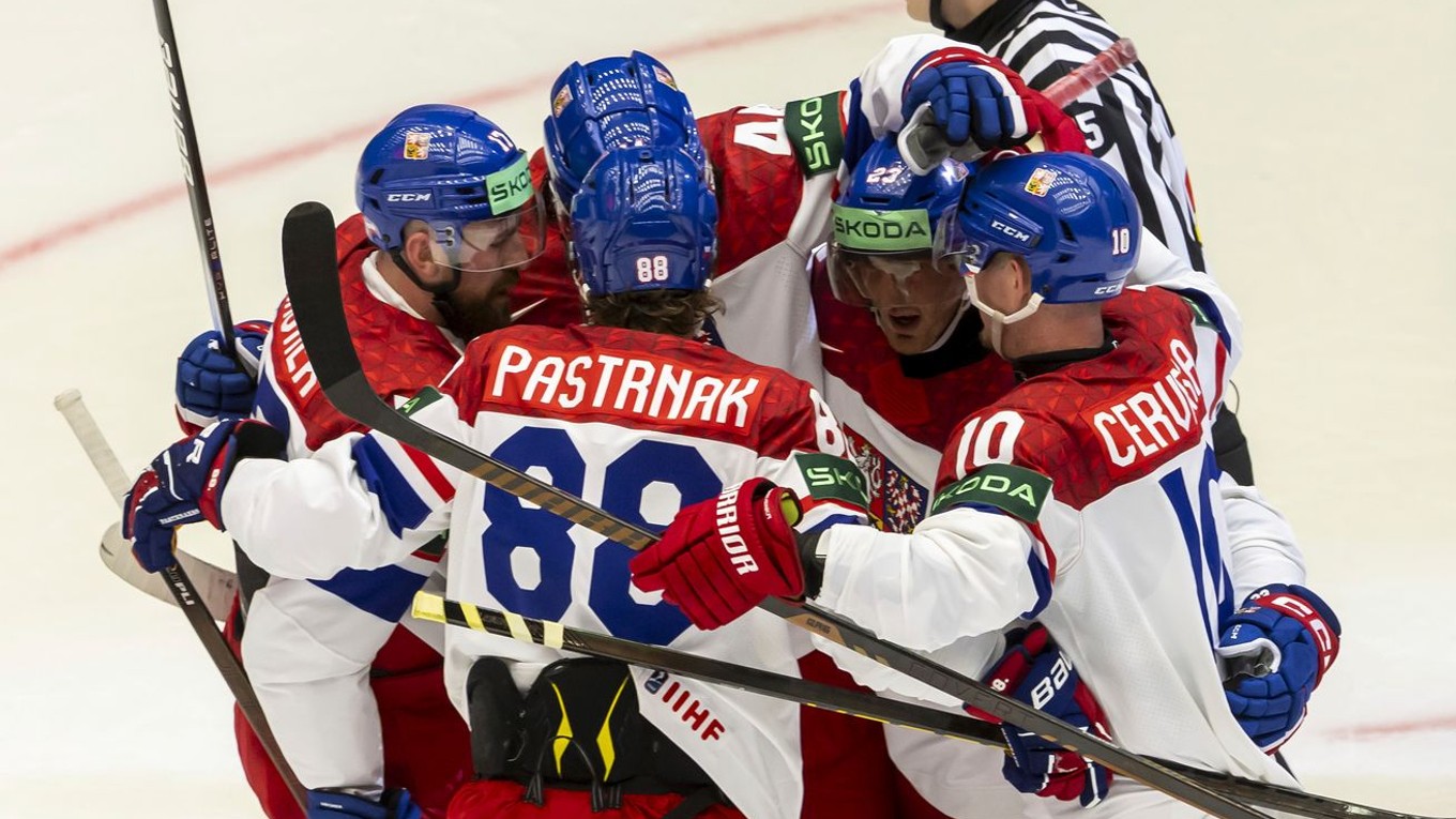 Českí hokejisti sa tešia po strelenom góle na MS v hokeji 2025.