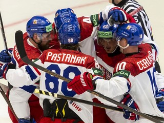 Českí hokejisti sa tešia po strelenom góle na MS v hokeji 2025.