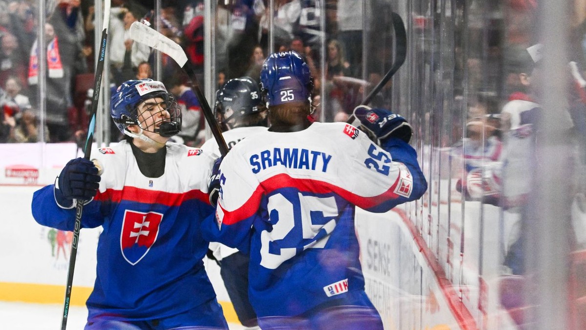 Slovenskí hokejisti do 18 rokov oslavujú gól v zápase proti Fínsku na majstrovstvách sveta hráčov do 18 rokov v Trenčíne.