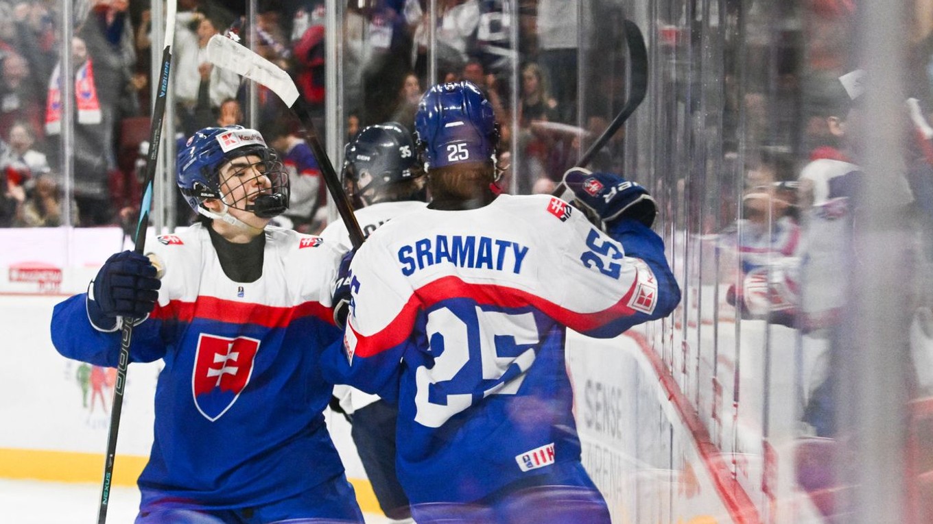 Slovenskí hokejisti do 18 rokov oslavujú gól v zápase proti Fínsku na majstrovstvách sveta hráčov do 18 rokov v Trenčíne.