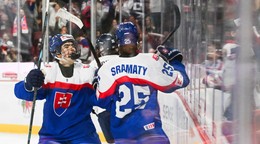 Slovenskí hokejisti do 18 rokov oslavujú gól v zápase proti Fínsku na majstrovstvách sveta hráčov do 18 rokov v Trenčíne.