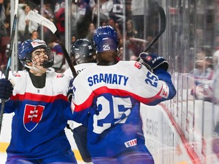 Slovenskí hokejisti do 18 rokov oslavujú gól v zápase proti Fínsku na majstrovstvách sveta hráčov do 18 rokov v Trenčíne.