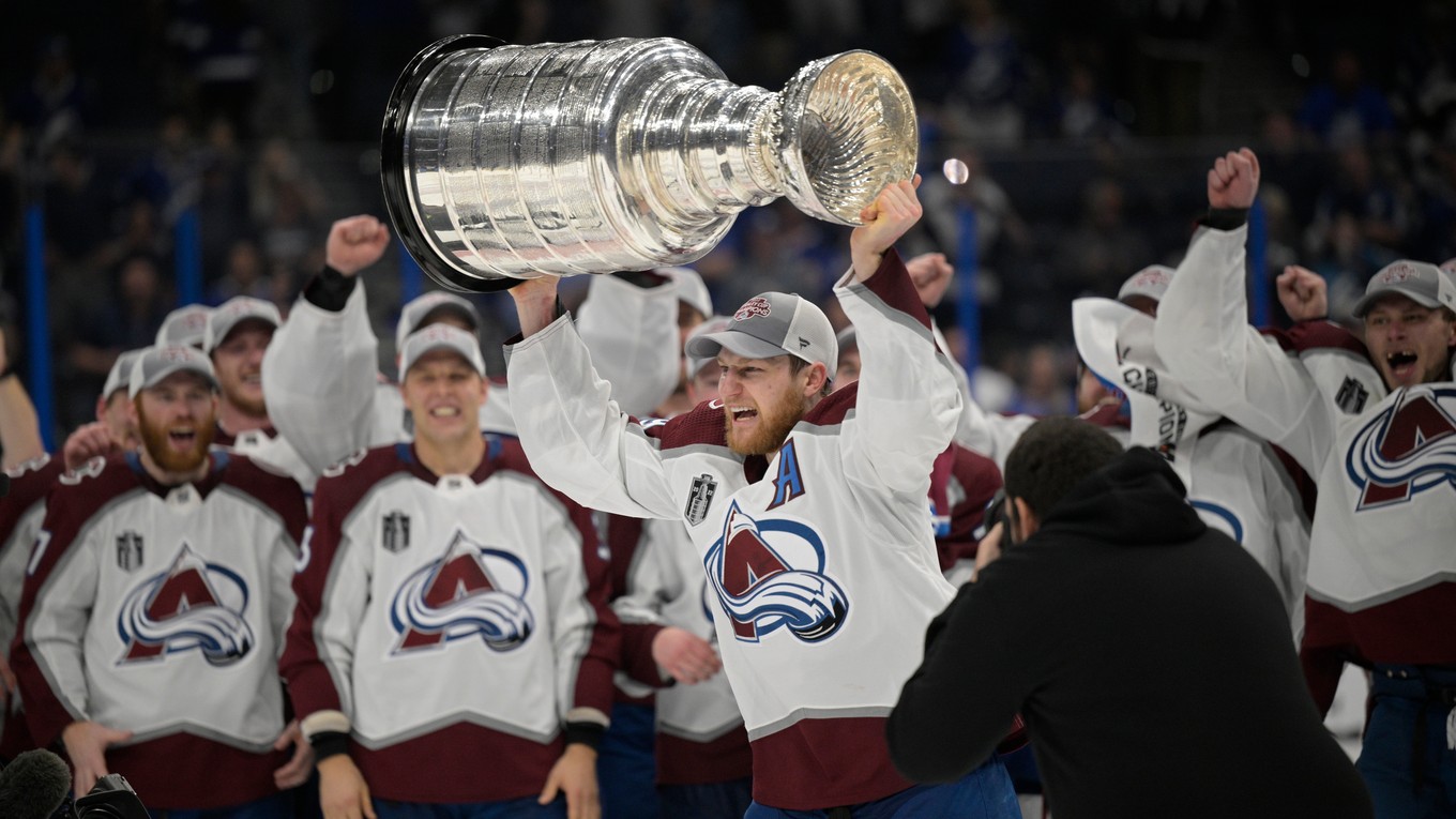 Nathan MacKinnon so Stanley Cupom.