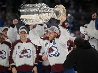 Nathan MacKinnon so Stanley Cupom.