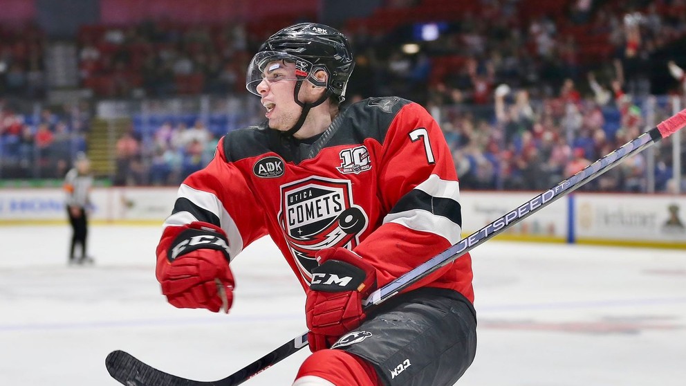 Šimon Nemec v drese Uticy Comets.