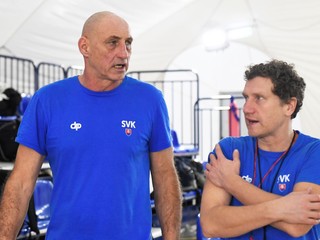 Tréner slovenskej reprezentácie vo vodnom póle Roman Poláčik (vľavo) a asistent Karol Bačo ml.