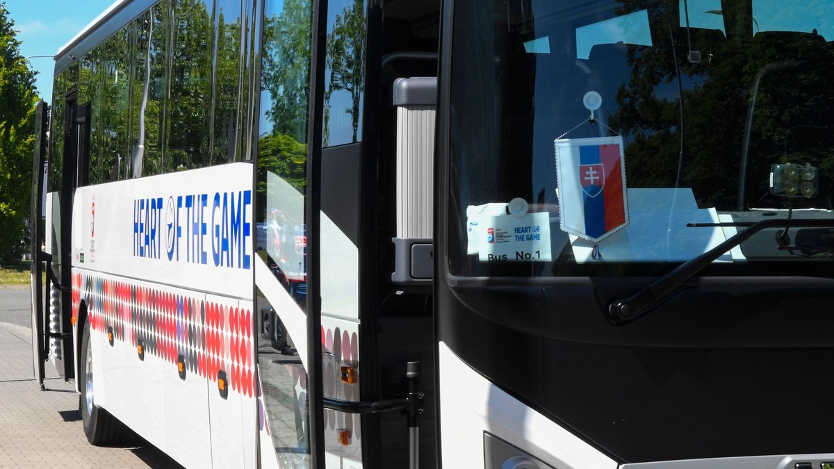 Autobus, ktorým sa slovenskí hokejisti presúvajú na zápasy MS v Ostrave 2024.