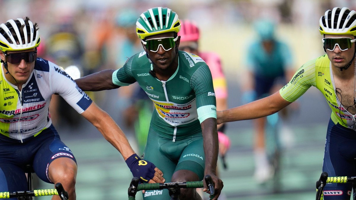 Biniam Girmay (v zelenom drese) prichádza po páde do cieľa 16. etapy Tour de France 2024.