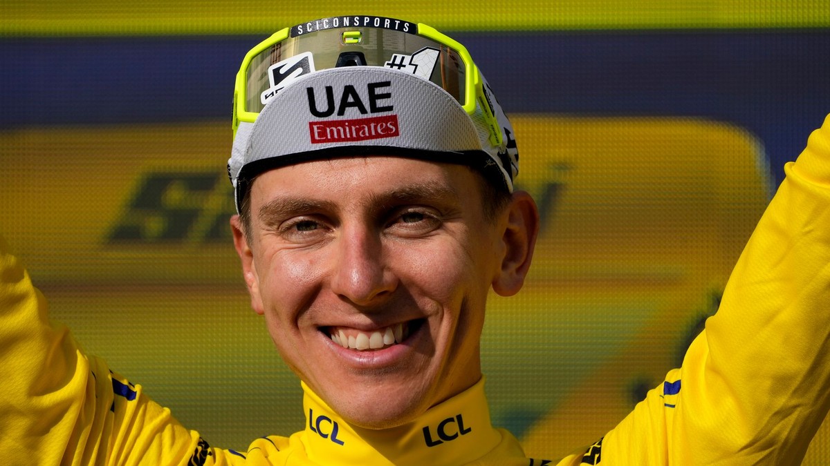 Slovinsky cyklista Tadej Pogačar v žltom drese pre víťaza Tour de France 2024. 