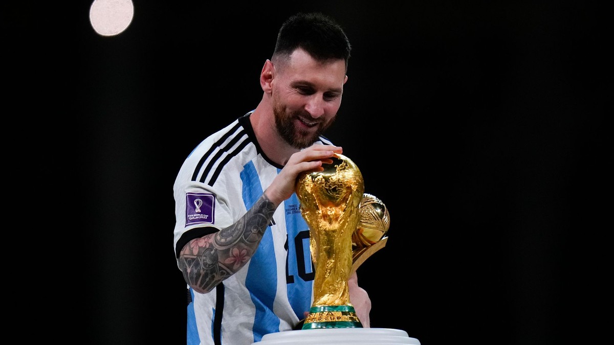 Lionel Messi s trofejou pre majstra sveta.