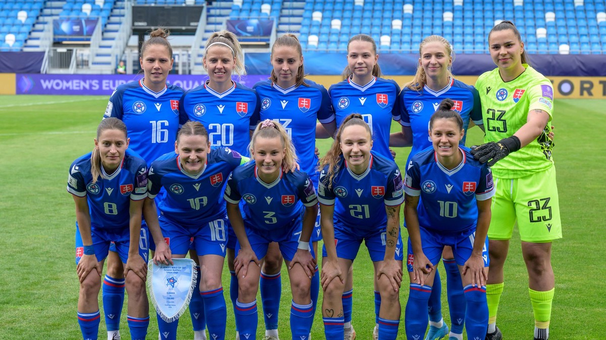 Na snímke futbalistky základnej jedenástky Slovenska.