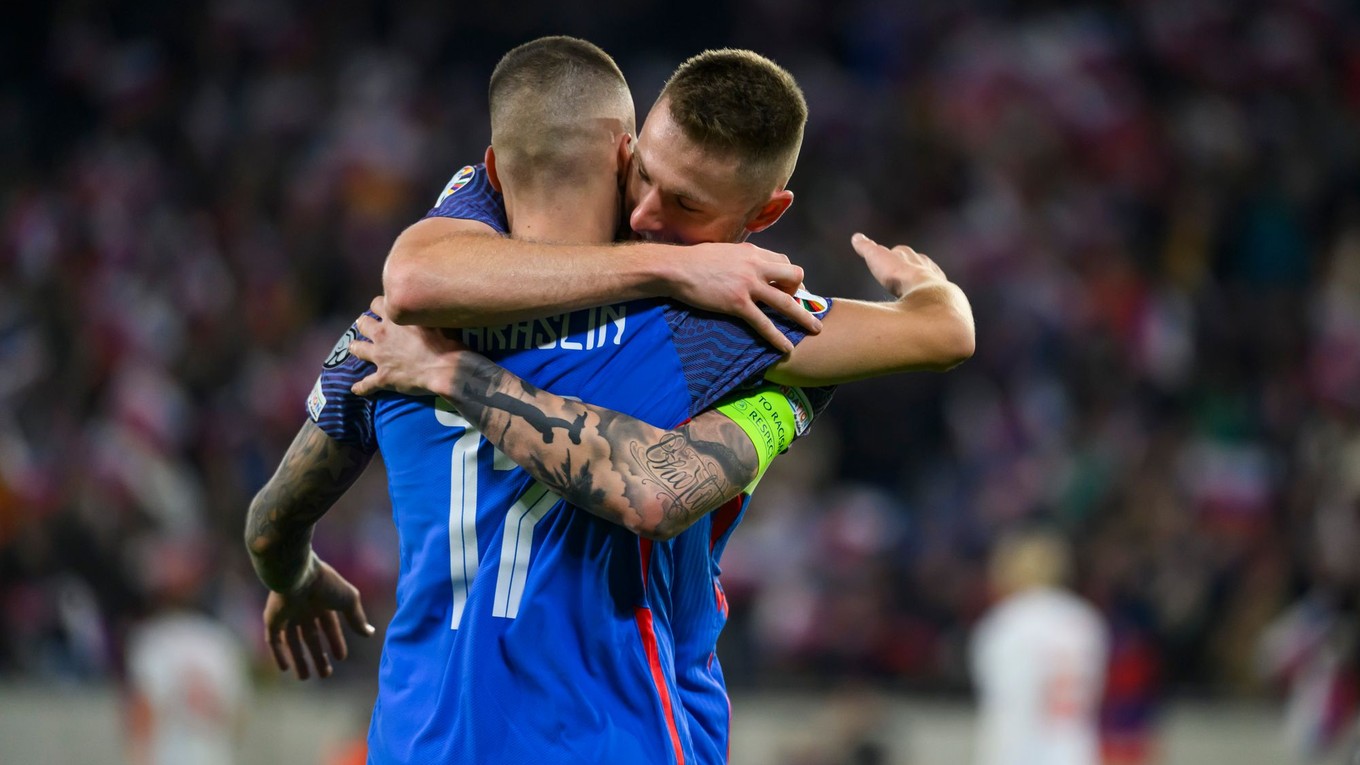 Lukáš Haraslín a Milan Škriniar oslavujú gól v zápase J-skupiny 9. kola kvalifikácie EURO 2024 vo futbale Slovensko - Island. 