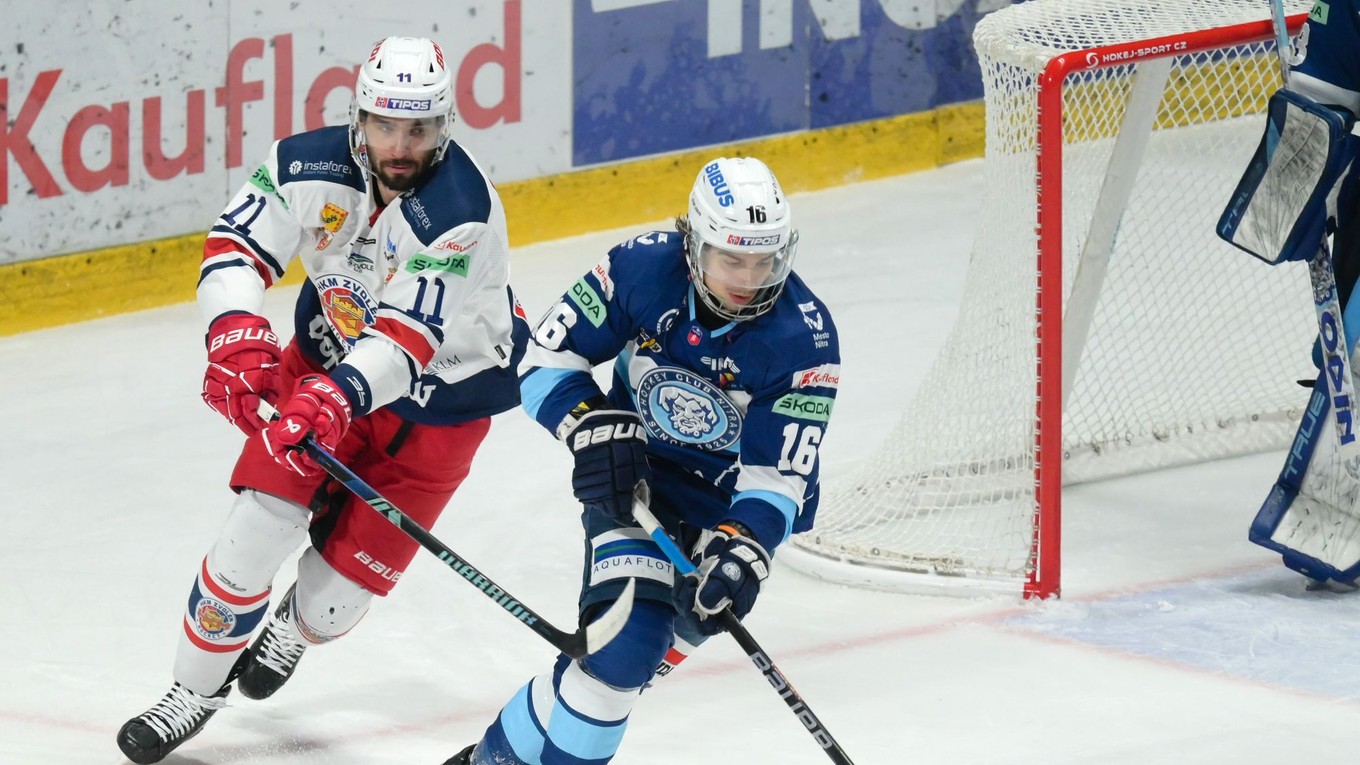 Marko Stacha (vpravo) v drese HK Nitra.