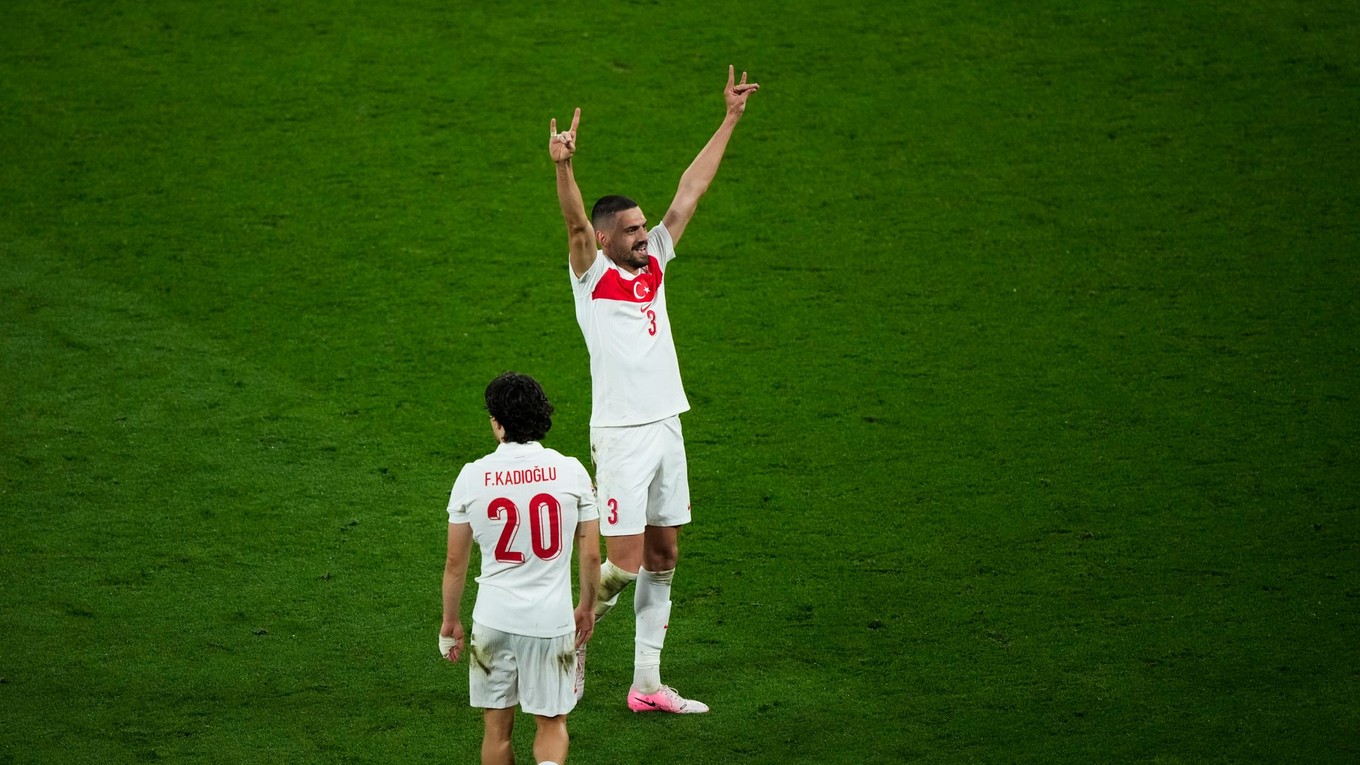 Merih Demiral ukazuje extrémistické gesto po strelenom góle v zápase Rakúsko - Turecko na EURO 2024.