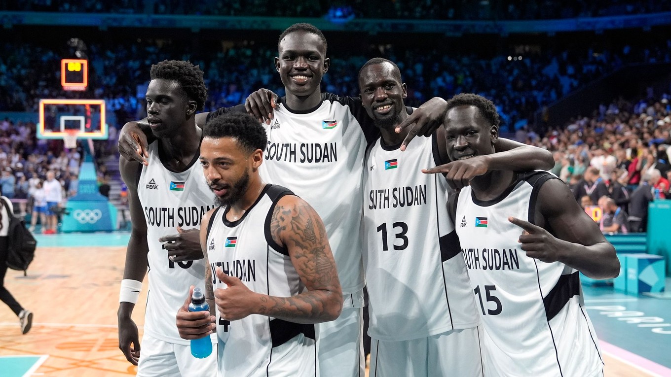 Basketbalisti Južného Sudánu pred prvým zápasom na OH 2024 proti Portoriku.