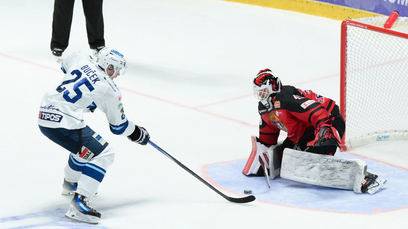 Samuel Buček a brankár Dominik Hrachovina v zápase HK Nitra - HC MONACObet Banská Bystrica v 11. kole Tipos extraligy.