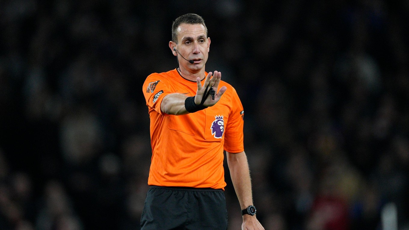 Anglický rozhodca David Coote.