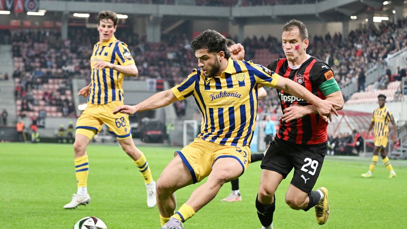 Martin Mikovič (Trnava) a Tsotne Kapanadze (DAC) bojujú o loptu počas zápasu 1. kola nadstavbovej časti v skupine o titul.