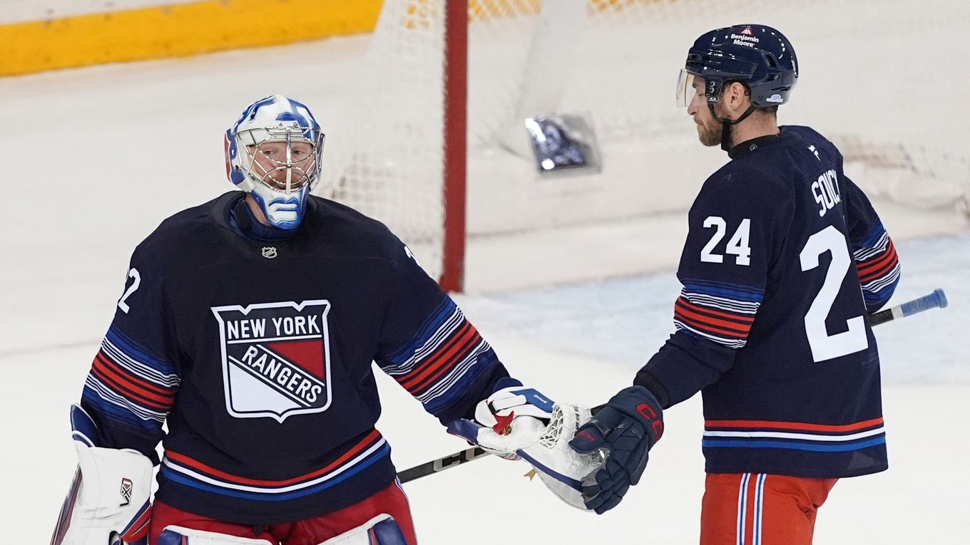 Carson Soucy a brankár Jonathan Quick v drese New York Rangers.