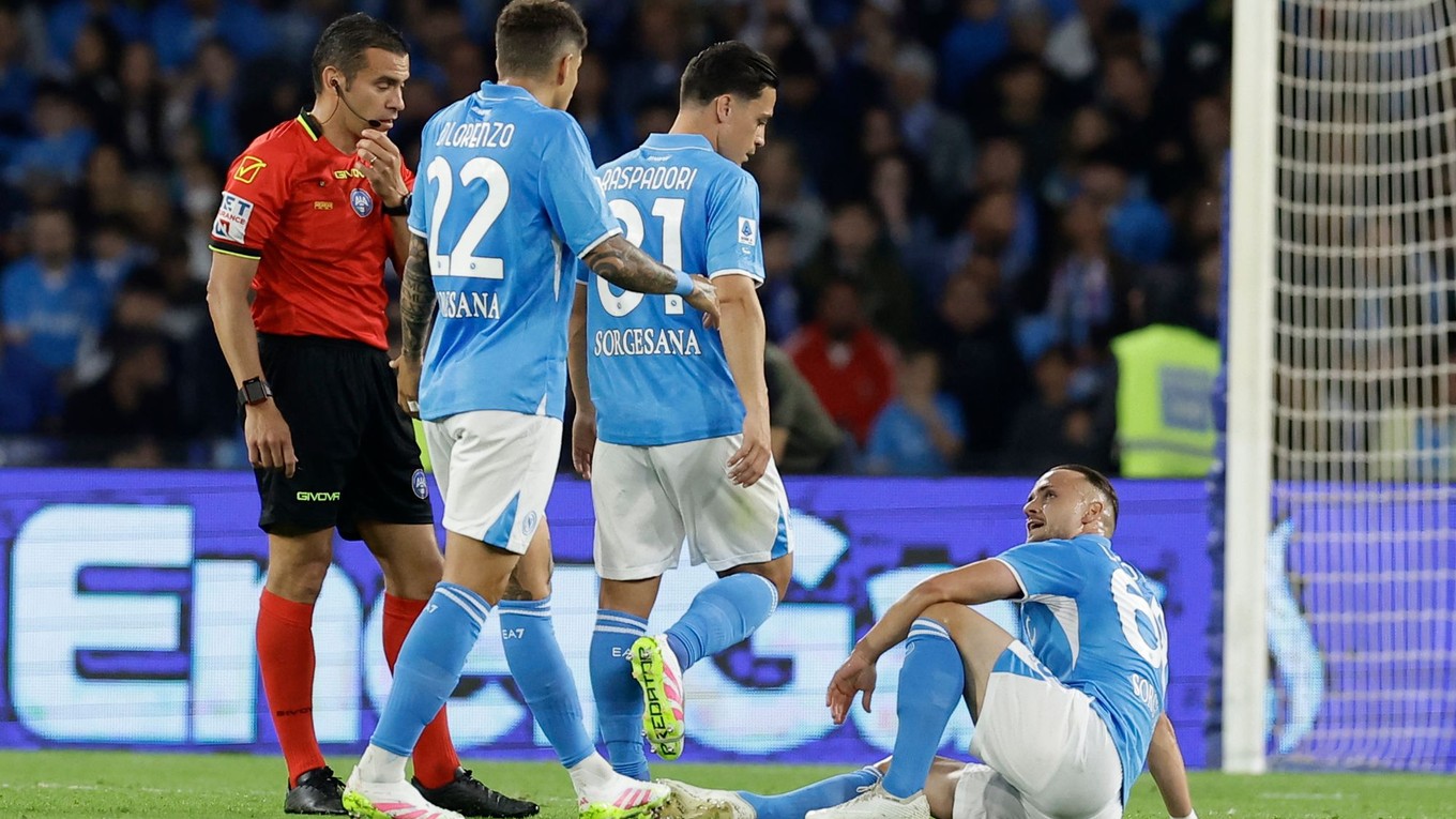 Zranený slovenský hráč v drese SSC Neapol Stanislav Lobotka sedí na trávniku