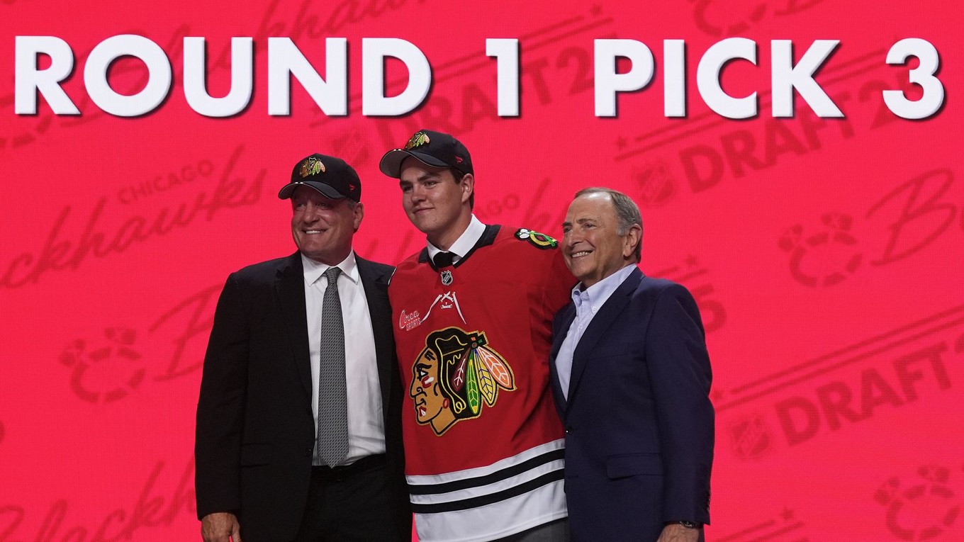 Anton Frondell počas NHL draftu 2025.