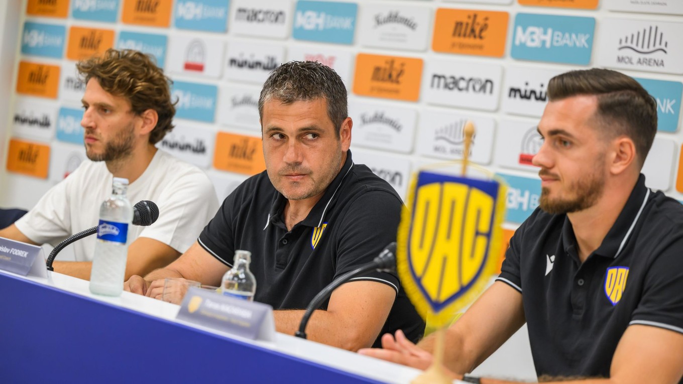 Športový riaditeľ DAC-u Jan Van Daele, hlavný tréner klubu Branislav Fodrek a zástupca kapitána Taras Kačaraba.