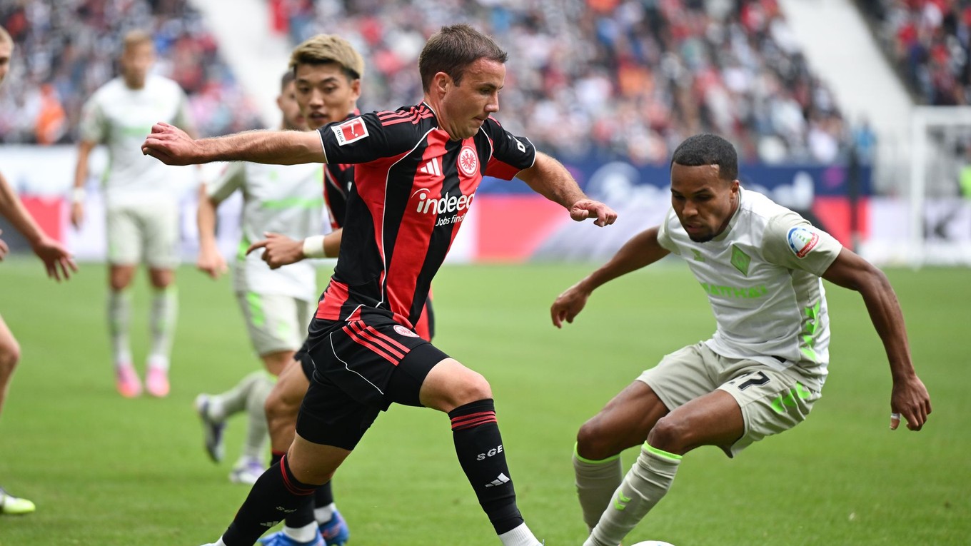 Mario Götze z Frankfurtu (vľavo).