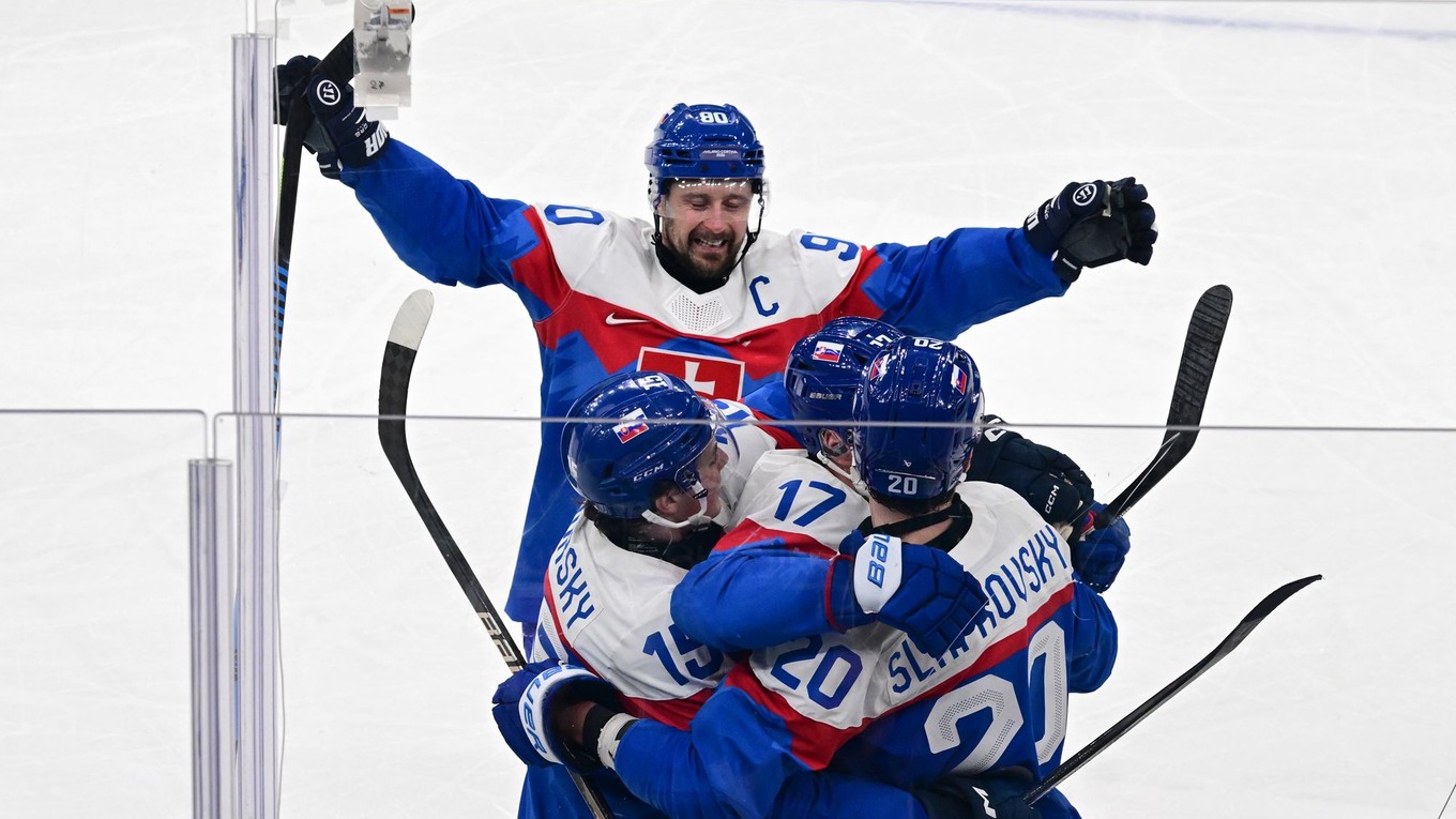 Slovenskí hokejisti zľava kapitán Tomáš Tatar, Dalibor Dvorský, Šimon Nemec a Juraj Slafkovský sa tešia z gólu počas zápasu základnej B-skupiny Slovensko - Fínsko.