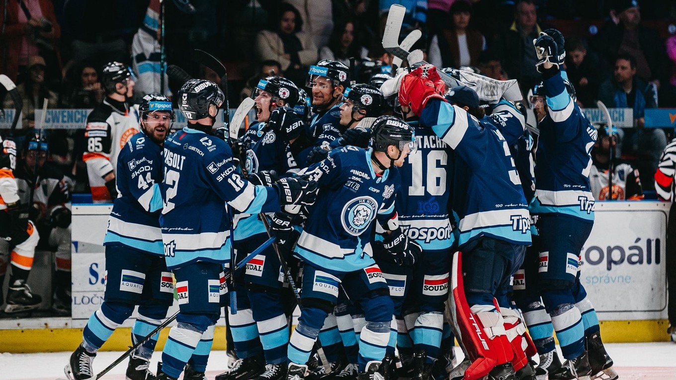 Hokejisti Nitry oslavujú víťazstvo
