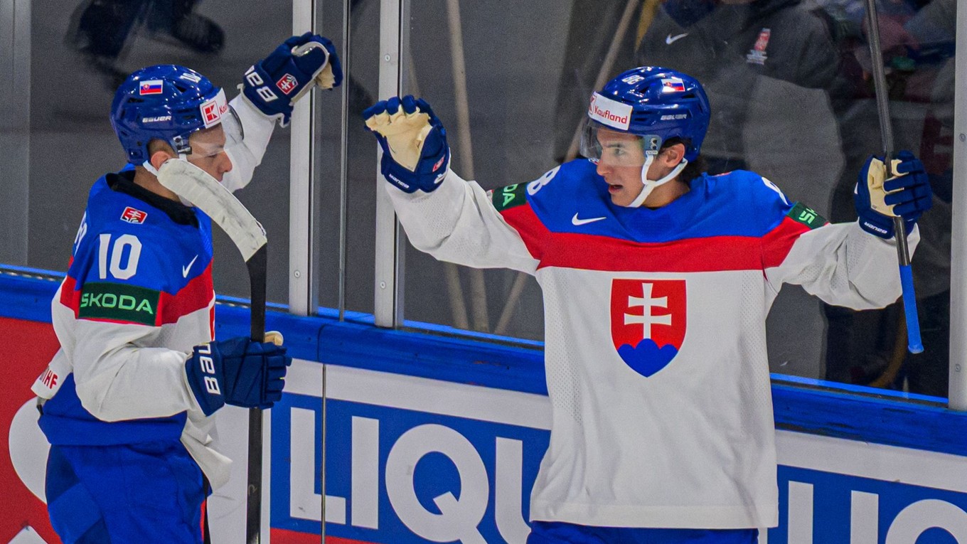 Adam Sýkora sa teší z gólu, ktorý strelil jeho spoluhráč Martin Chromiak
(obaja Slovensko) počas zápasu základnej B-skupiny Slovinsko - Slovensko na MS v hokeji 2026.