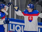 Adam Sýkora sa teší z gólu, ktorý strelil jeho spoluhráč Martin Chromiak
(obaja Slovensko) počas zápasu základnej B-skupiny Slovinsko - Slovensko na MS v hokeji 2026.