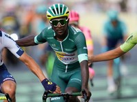 Biniam Girmay (v zelenom drese) prichádza po páde do cieľa 16. etapy Tour de France 2024.