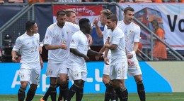 Talianski futbalisti sa tešia po strelenom góle v zápase Holandsko - Taliansko v dueli o 3. miesto v Lige národov.