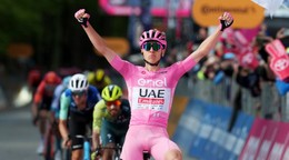 Slovinský cyklista Tadej Pogačar sa raduje po víťazstve v 8. etape Giro d'Italia 2024. 