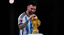 Lionel Messi s trofejou pre majstra sveta.