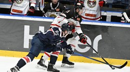 V popredí Jonáš Peterek (Slovan) a Tomáš Matoušek (Bystrica).