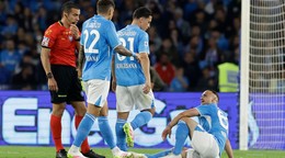Zranený slovenský hráč v drese SSC Neapol Stanislav Lobotka sedí na trávniku