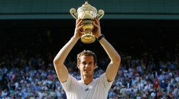 Andy Murray s trofejou po víťazstve vo Wimbledone 2013.