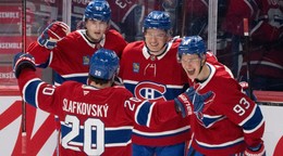 Juraj Slafkovský (20) sa teší so spoluhráčmi Montrealu z gólu.