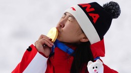 Sü Meng-tchao oslavuje zisk zlatej medaily