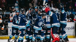 Hokejisti Nitry oslavujú víťazstvo