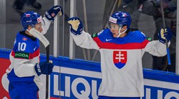 Adam Sýkora sa teší z gólu, ktorý strelil jeho spoluhráč Martin Chromiak
(obaja Slovensko) počas zápasu základnej B-skupiny Slovinsko - Slovensko na MS v hokeji 2026. 