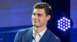 Slovenský hokejista Juraj Slafkovský si preberá cenu pre najlepšieho útočníka počas slávnostného galavečera Hokejista roka 2026.