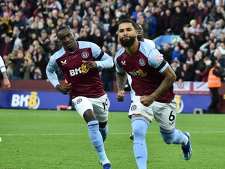 Douglas Luiz sa teší po strelenom góle v zápase Aston Villa - West Ham United.