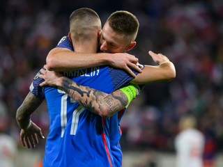 Lukáš Haraslín a Milan Škriniar oslavujú gól v zápase J-skupiny 9. kola kvalifikácie EURO 2024 vo futbale Slovensko - Island. 