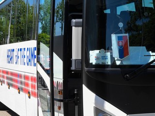 Autobus, ktorým sa slovenskí hokejisti presúvajú na zápasy MS v Ostrave 2024.